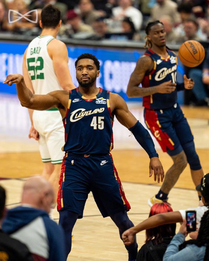 骑士遭绿军横扫：哈登19+10逼近29000分 米切尔复出30+7+5