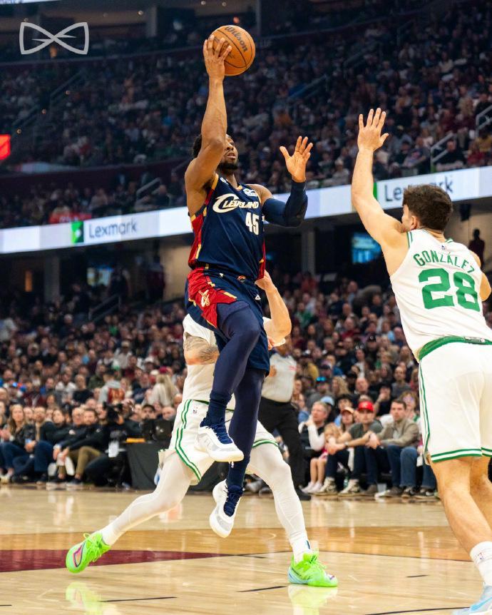 骑士遭绿军横扫：哈登19+10逼近29000分 米切尔复出30+7+5