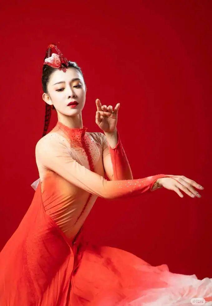 Bet365体育平台-她果然没离，毕竟400亿资产的男人也不多啊！