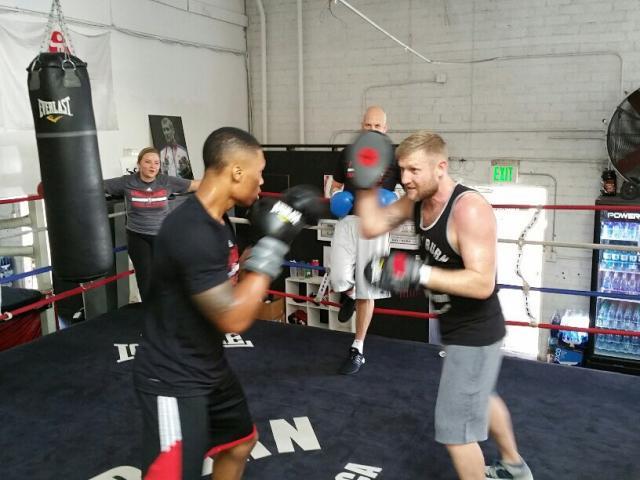 利拉德的拳击世界：超远三分如同他的重拳