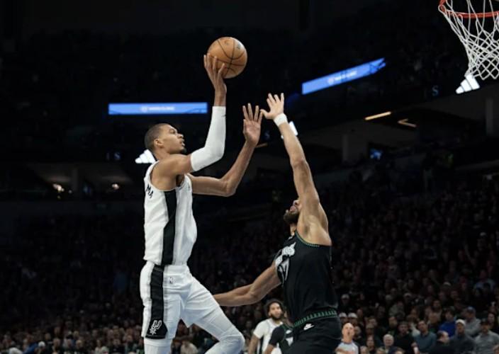 比肩四大传奇中锋，文班39分15板5帽成为NBA季后赛历史第五人