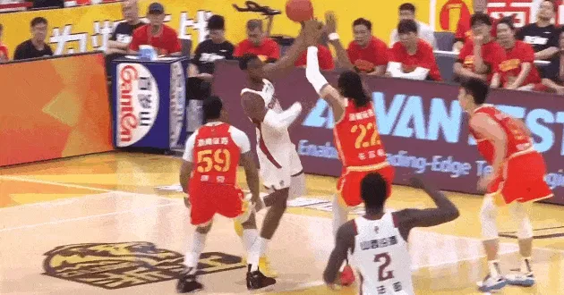 Bet365体育官网-迪亚洛飞出底线骗过防守，又跑回篮下接球上篮打进