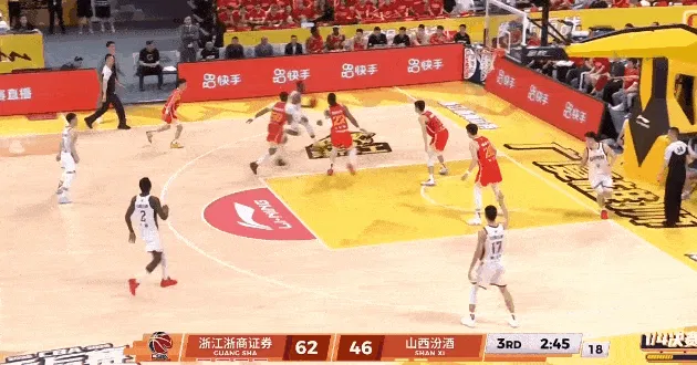 Bet365体育官网-迪亚洛飞出底线骗过防守，又跑回篮下接球上篮打进